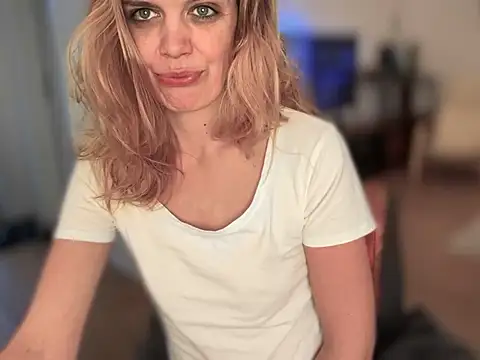 Snapshot of Suesse_Schnitte chatting on 20, 2, 2025 Suesse Schnitte online show from 20, 2, 2025