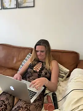 Snapshot of Suesse_Schnitte chatting on 12, 3, 2025 Suesse Schnitte online show from 12, 3, 2025