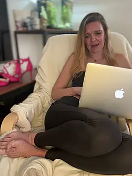 Snapshot of Suesse_Schnitte chatting on 18, 3, 2025 Suesse Schnitte online show from 18, 3, 2025