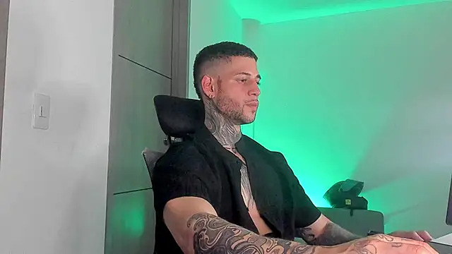 Snapshot of _jamesleandros1 chatting on 31, 5, 2026 jamesleandros1 online show from 31, 5, 2026
