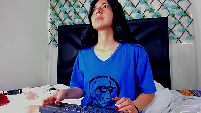 Snapshot of EmmaWilliamss chatting on 7, 4, 2026 EmmaWilliamss online show from 7, 4, 2026
