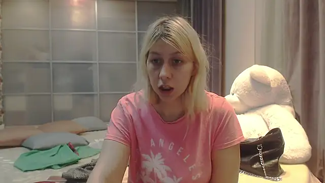 KyliePag online show from 28, 2, 2025