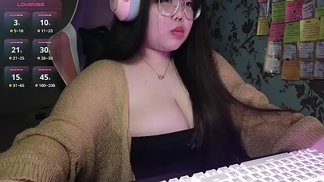 Snapshot of ANNELIESE_ chatting on 4, 12, 2024 ANNELIESE online show from 4, 12, 2024