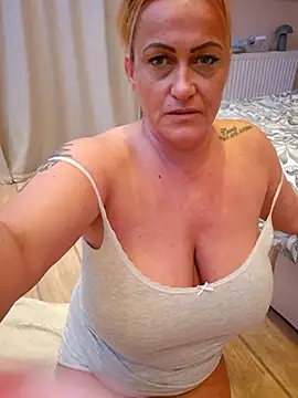 Isabellaa04 online show from 13, 4, 2026