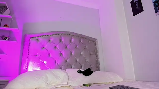 CamileHolmes online show from 28, 1, 2025