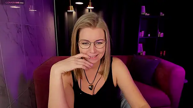 Annie Light online show from 28, 2, 2025