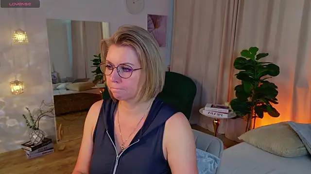 Snapshot of Annie_Light chatting on 13, 6, 2026 Annie Light online show from 13, 6, 2026