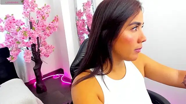 KAROLIVONNE online show from 9, 7, 2026