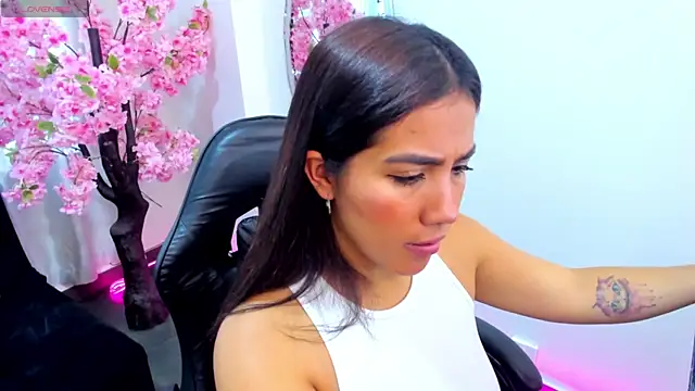 KAROLIVONNE online show from 15, 7, 2026