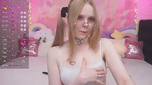 Snapshot of minx_g1rl chatting on 19, 2, 2025 minx g1rl online show from 19, 2, 2025