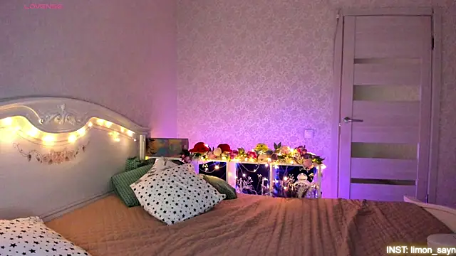 Snapshot of LillyMoure_ chatting on 18, 4, 2026 LillyMoure online show from 18, 4, 2026