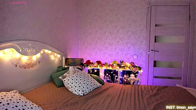 Snapshot of LillyMoure_ chatting on 19, 4, 2026 LillyMoure online show from 19, 4, 2026