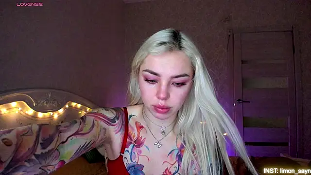 Snapshot of LillyMoure_ chatting on 24, 4, 2026 LillyMoure online show from 24, 4, 2026