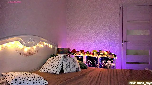 Snapshot of LillyMoure_ chatting on 27, 4, 2026 LillyMoure online show from 27, 4, 2026