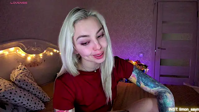 Snapshot of LillyMoure_ chatting on 29, 4, 2026 LillyMoure online show from 29, 4, 2026
