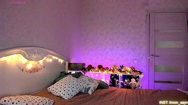 Snapshot of LillyMoure_ chatting on 3, 5, 2026 LillyMoure online show from 3, 5, 2026