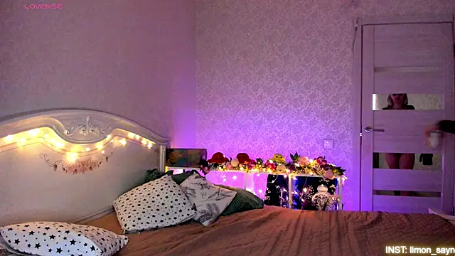 Snapshot of LillyMoure_ chatting on 4, 5, 2026 LillyMoure online show from 4, 5, 2026
