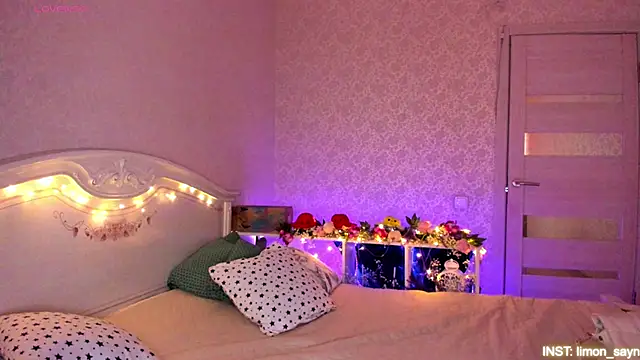 Snapshot of LillyMoure_ chatting on 17, 5, 2026 LillyMoure online show from 17, 5, 2026
