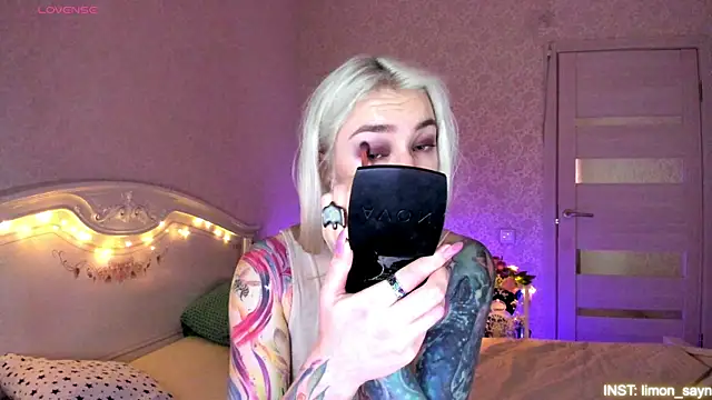 Snapshot of LillyMoure_ chatting on 18, 5, 2026 LillyMoure online show from 18, 5, 2026