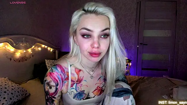 Snapshot of LillyMoure_ chatting on 28, 5, 2026 LillyMoure online show from 28, 5, 2026
