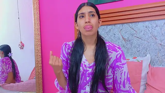 Snapshot of littlee_emilyy_ chatting on 29, 4, 2026 littlee emilyy online show from 29, 4, 2026