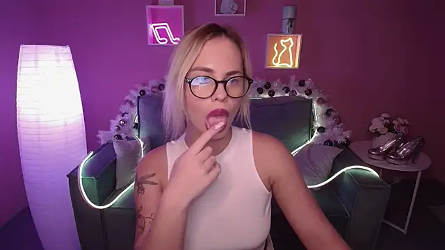 Snapshot of RikaRaily chatting on 19, 12, 2024 RikaRaily online show from 19, 12, 2024