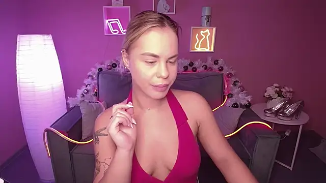 Snapshot of RikaRaily chatting on 20, 12, 2024 RikaRaily online show from 20, 12, 2024