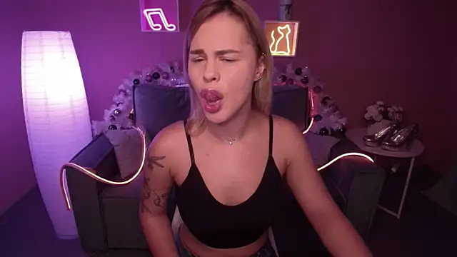 Snapshot of RikaRaily chatting on 21, 12, 2024 RikaRaily online show from 21, 12, 2024