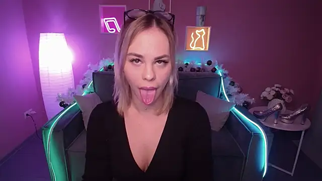 Snapshot of RikaRaily chatting on 11, 1, 2025 RikaRaily online show from 11, 1, 2025