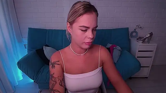 Snapshot of RikaRaily chatting on 10, 9, 2025 RikaRaily online show from 10, 9, 2025