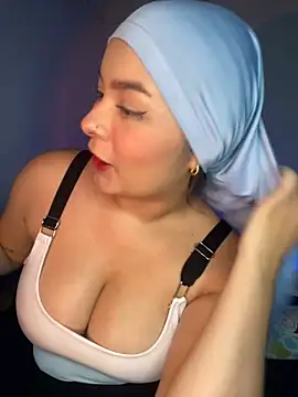 Snapshot of aneesa_darzi chatting on 4, 12, 2024 aneesa darzi online show from 4, 12, 2024