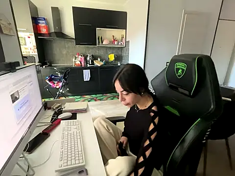 Chloe Ricci online show from 5, 11, 2025