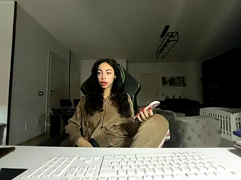 Chloe Ricci online show from 5, 12, 2025