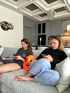 Nura n Sarah online show from 30, 10, 2025