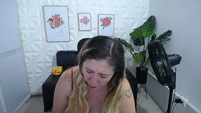 Snapshot of Valentinaa_mature chatting on 18, 2, 2025 Valentinaa mature online show from 18, 2, 2025