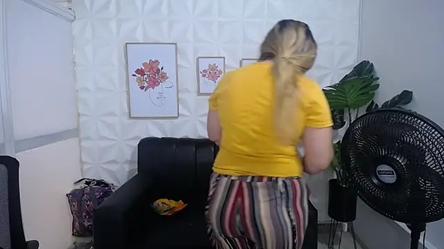 Snapshot of Valentinaa_mature chatting on 4, 3, 2025 Valentinaa mature online show from 4, 3, 2025