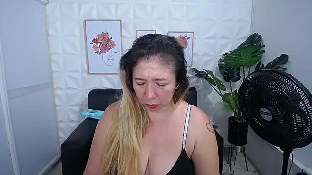 Snapshot of Valentinaa_mature chatting on 7, 3, 2025 Valentinaa mature online show from 7, 3, 2025