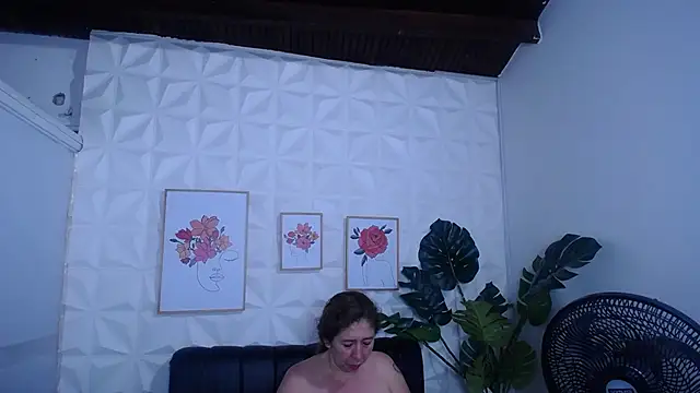 Snapshot of Valentinaa_mature chatting on 16, 9, 2025 Valentinaa mature online show from 16, 9, 2025